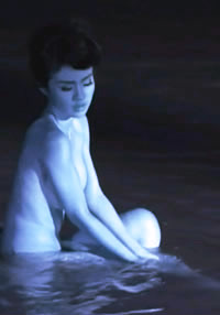 因为靠近太阳海报